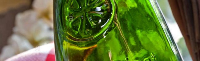 Picpoul de Pinet Bouteille de Picpoul de Pinet au bord de la villa à Sète